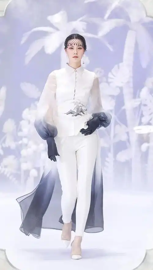 画意国风的雅韵意境演绎真正的仙风道骨丨盖娅传说熊英2020aw若水时装