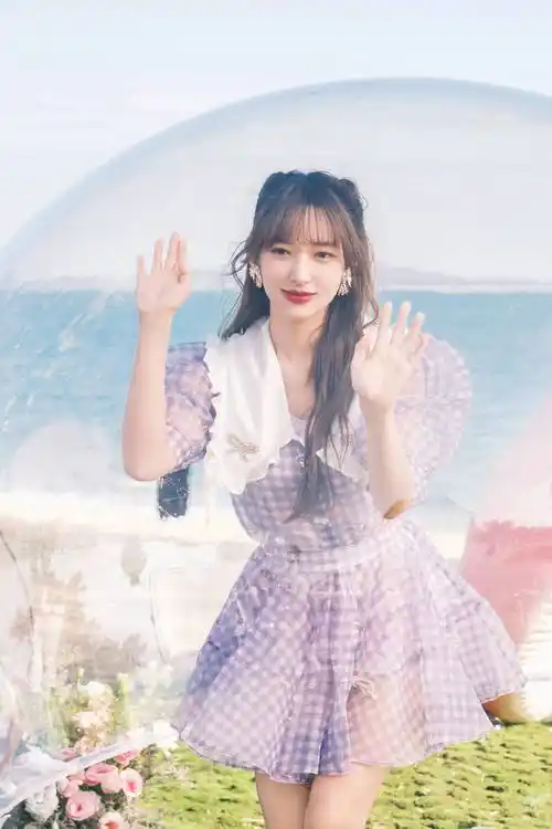 程潇温柔仙女风美照释出穿紫色纱裙笑容甜美灵动