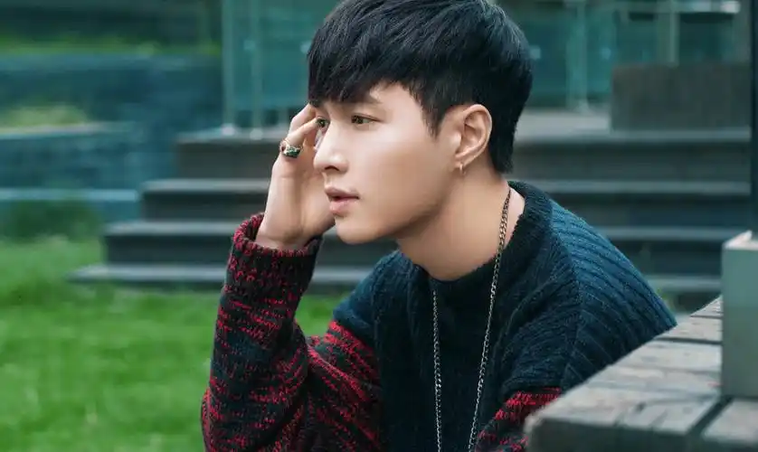 31岁张艺兴医院就诊,疑高强度工作导致身体抱恙,粉丝:注意休息_演唱会