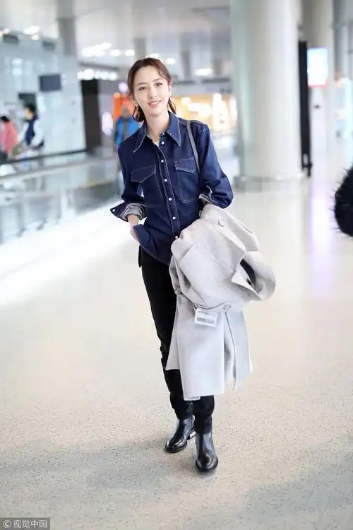 2月4日佟丽娅身着牛仔衬衫配休闲裤现身上海机场见镜头露甜笑超美