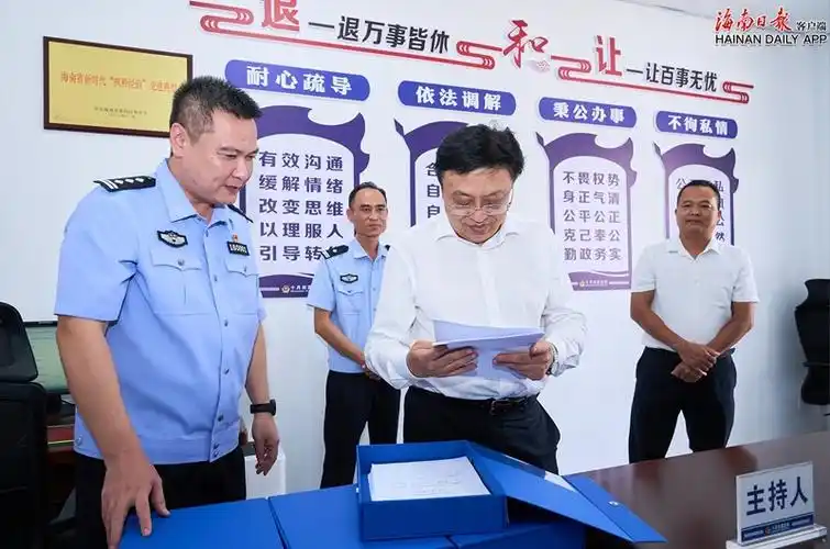 5月17日,省委书记冯飞在昌江黎族自治县调研经济社会发展情况.