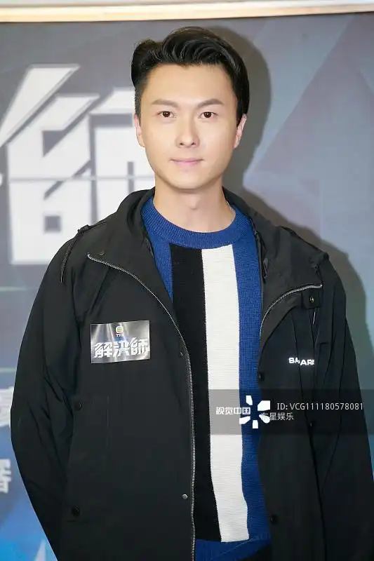 王浩信:连帽夹克休闲裤 小白鞋帅气酷范儿