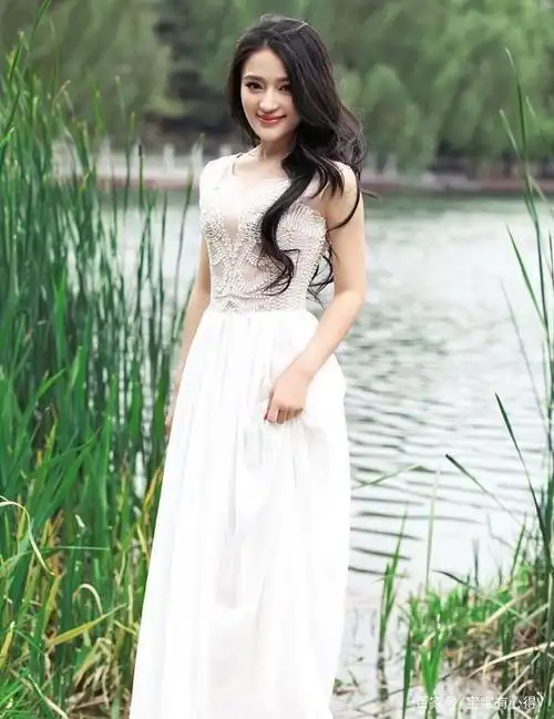 刘凯菲:清新优雅,时尚迷人,性感小女人