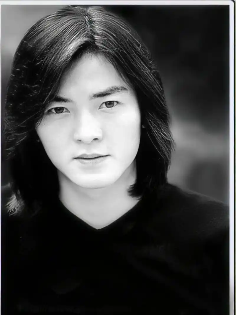 雅痞古惑仔之郑伊健! 年轻时的 眉清目秀,即便是长发也掩盖不住帅气