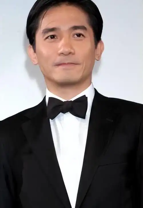 梁朝伟在德国和朋友聚会,剃了光头沧桑了许多,脸部老态尽显