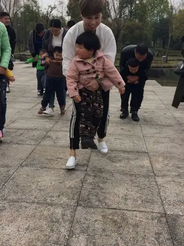 大脚踩小脚我们一起走