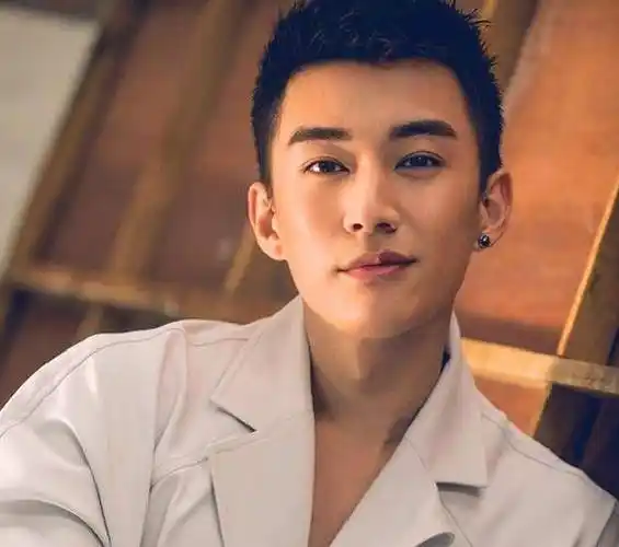 其实别看刘学义看上去一脸时尚稳重的模样,他也是90后一枚,年龄和成毅