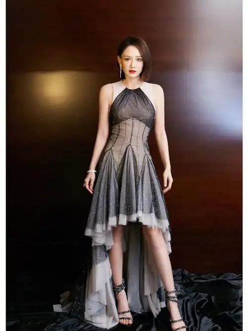 陈乔恩穿搭银灰礼服绑带高跟鞋好好看