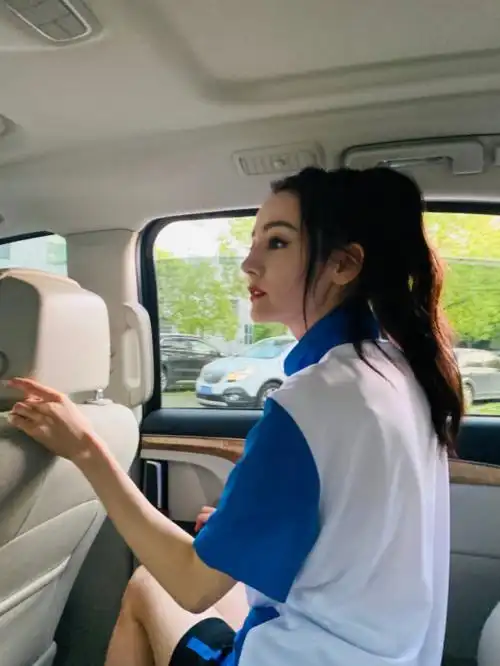 迪丽热巴变身乔晶晶晒上学照,大眼睛四处张望,网友:可以做同桌吗_杨洋