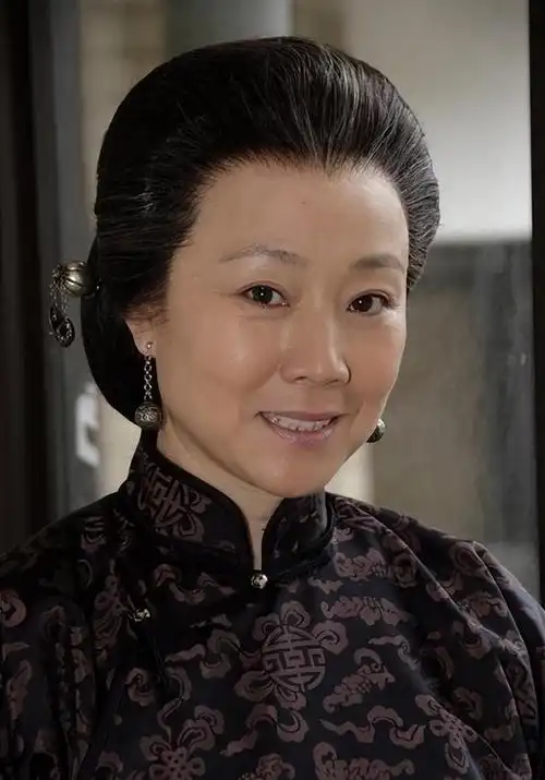 康群智:37岁成国家一级演员,59岁靠饰演樊胜美的"恶妈妈"走红