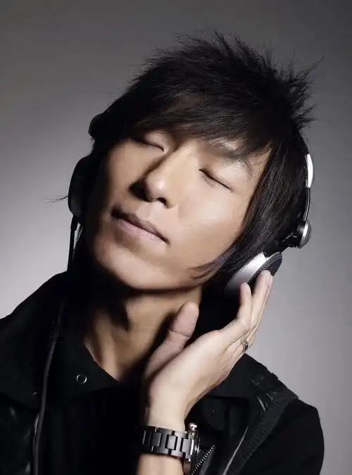 陈羽凡参加婚礼献唱红色头发亮眼这是要复出的节奏