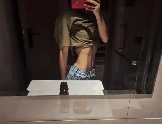 21岁美女健身6年,体格壮硕,笑称自己"锁骨以下,全是肌肉"|腹肌|引体