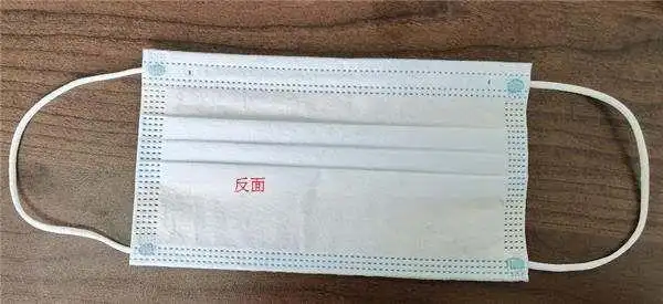 若佩戴的口罩不是白色,比如蓝色医用外科口罩,那么区分口罩的正反就很