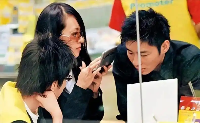 霍启山出席活动邂逅美女,和女士热聊弯腰显风度,女方撞脸章子怡_时候