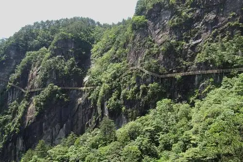 标题:明月山青云栈道记游