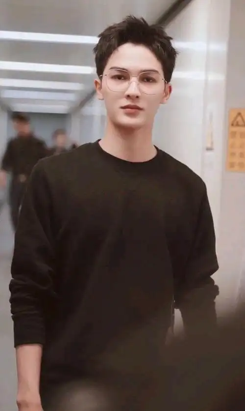 能hold住寸头的男明星,朱正廷是其中之一,没有任何违和感!