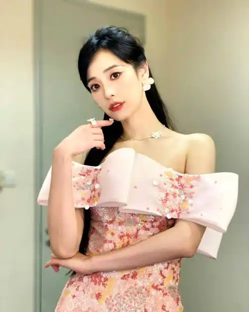 司雯嘉:微博之夜主持槽点多,东方卫视力捧,丈夫年近半百成总监_王心凌