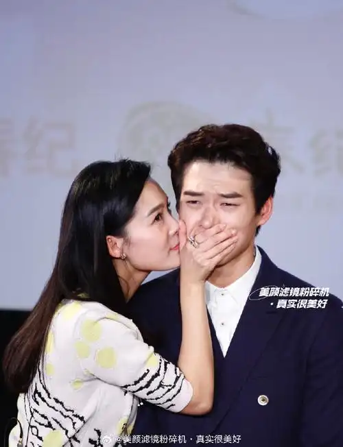 给魏大勋吹头发的是李沁##魏大勋是jyp第一个中国演员