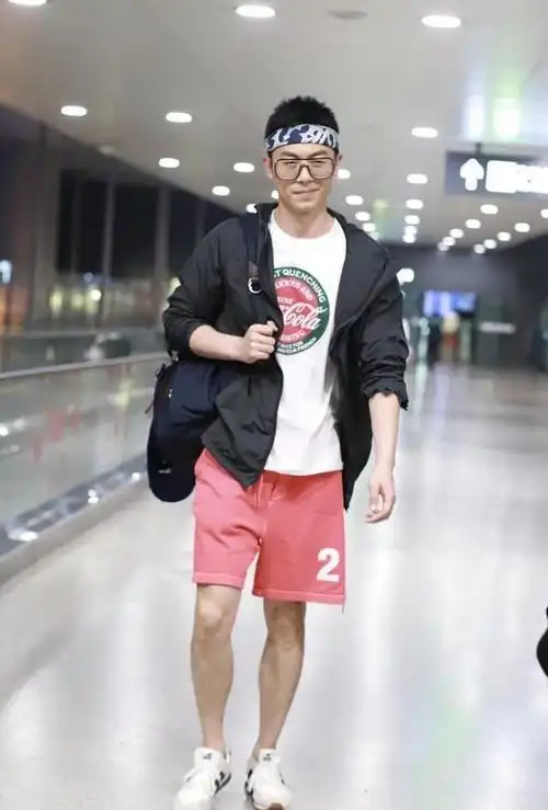 朱亚文的身上有多种气质看身材是潇洒型男看穿搭却仍是少年