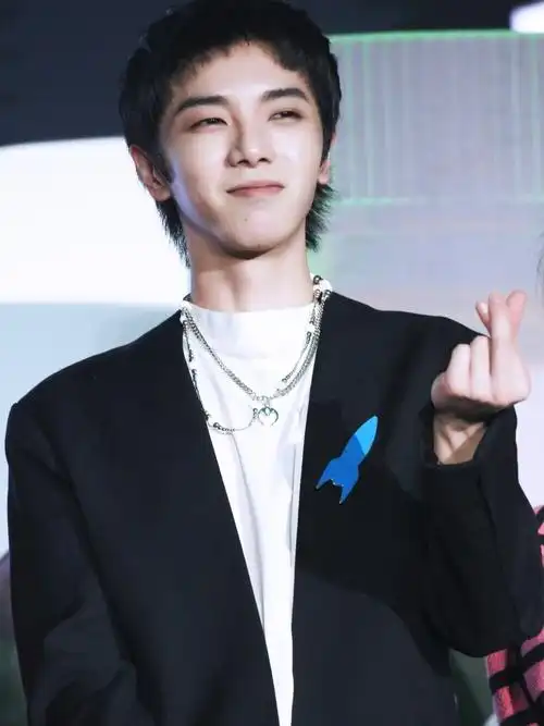 华晨宇花式比心_华晨宇_娱乐_明星娱乐资讯