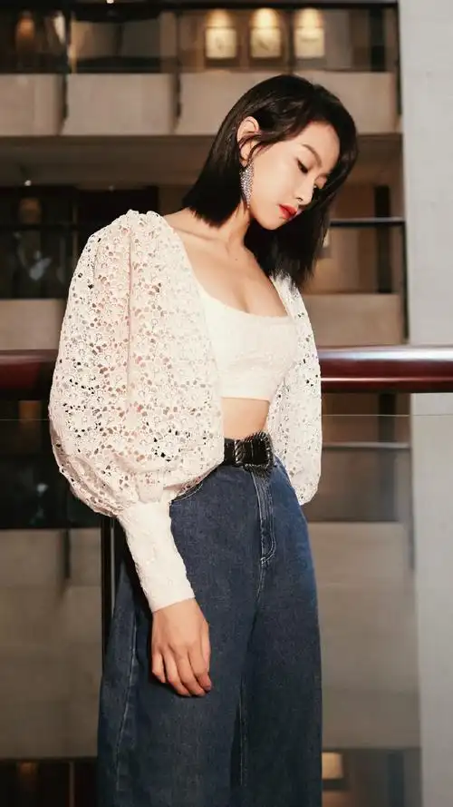 宋茜又美了穿露脐装秀身材却被爱宠抢镜