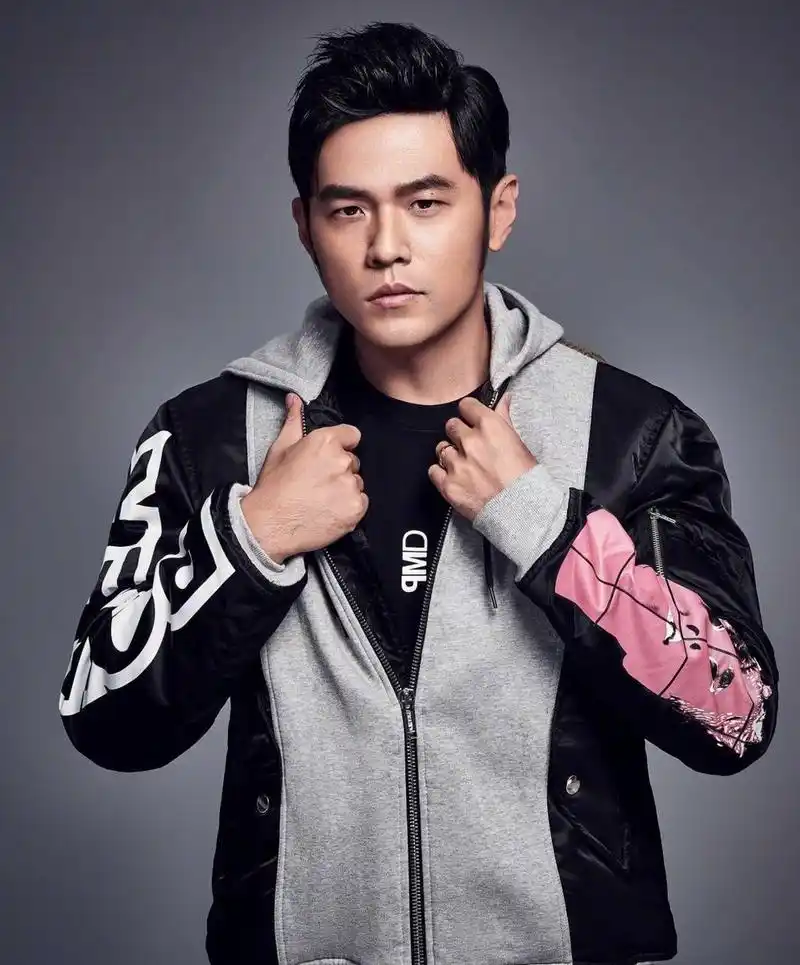 2007年,百事出2000万找周杰伦续约,周杰伦拒绝,转身签约4000万代言的