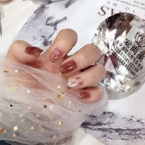 裸色方圆形格纹晕染渐变简约美甲图片