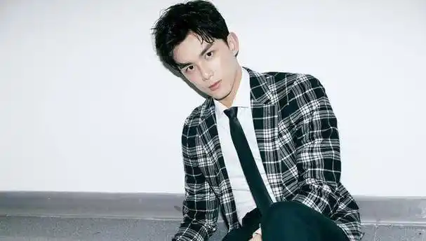 同为娱乐圈新生代"老戏骨",刘昊然和吴磊的西装照谁更戳你心?