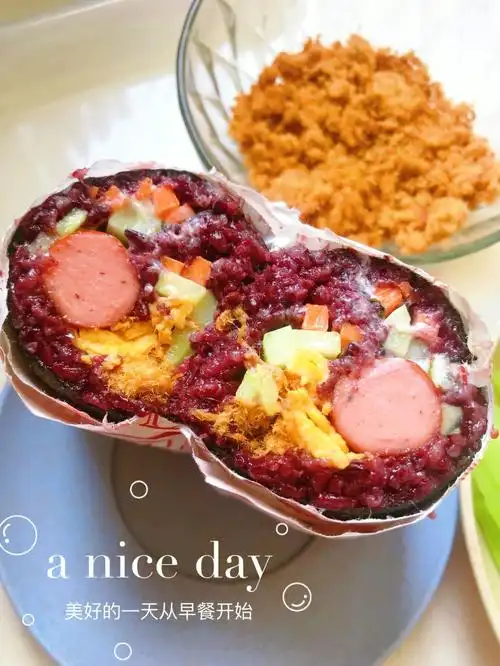 今日早餐~~紫米饭团