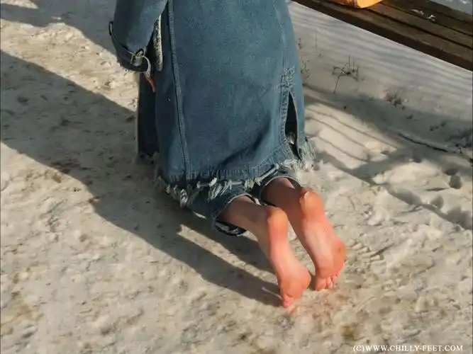 alina 在市区赤脚玩雪