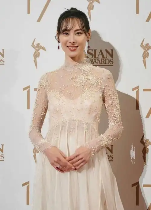 "人间清醒",身价上亿,手握"三张王牌",35岁的她乐到不行!