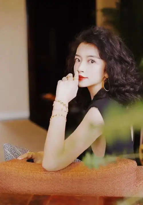 三木最新的发型它叫复古港风烫发剪了之后更有女人味