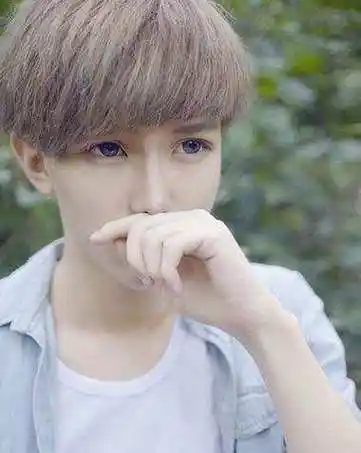 蘑菇头发型拥有一种可爱的感觉,如果只是想要先试一下整体的效果的话