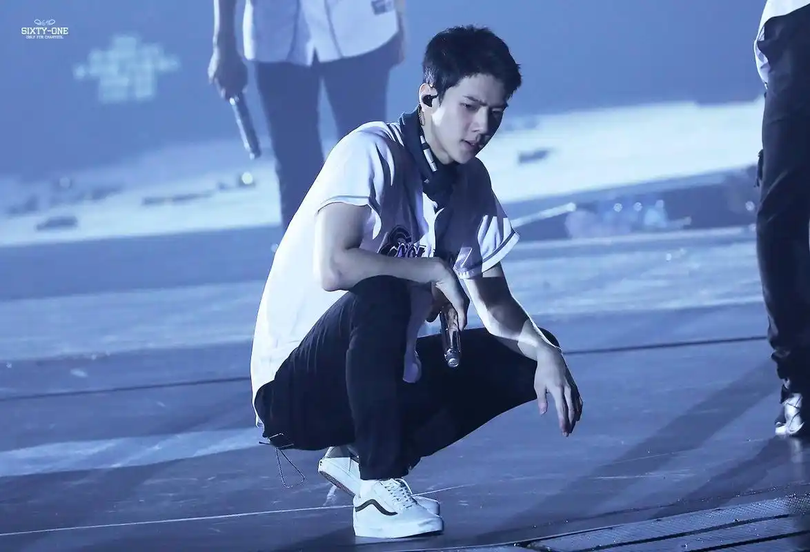 好喜欢吴世勋蹲在舞台上的模样,背影好迷人