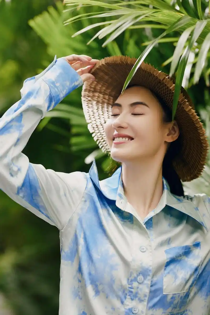 张柏芝再次复刻19岁专辑写真