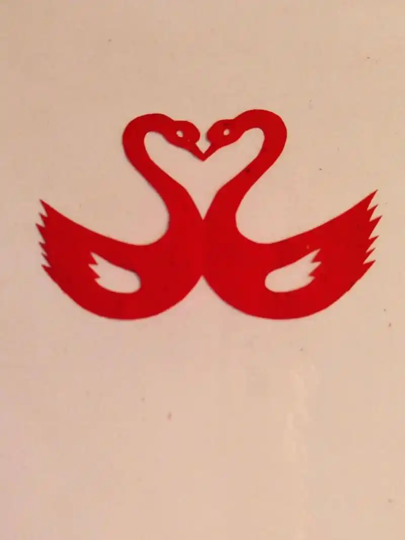 对称天鹅剪纸图