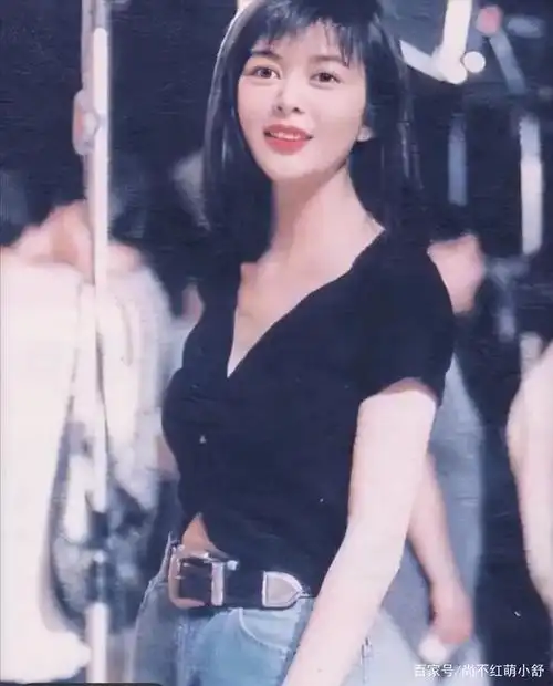 关之琳真是美了58年,年轻时素颜穿衣俏丽,年老没玻尿酸脸也高级