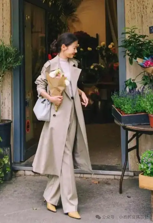 春季穿搭风衣搭配这3件条裤子经典高级又时髦