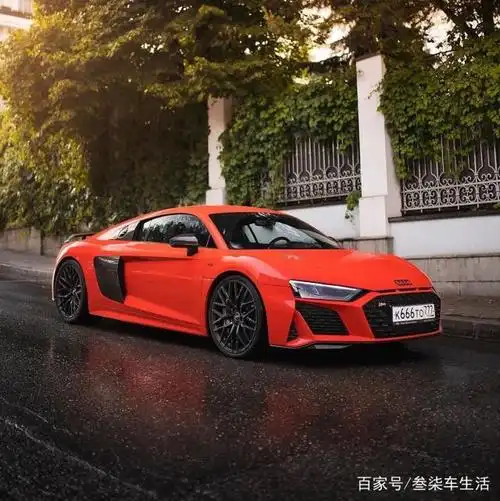 俄罗斯街头的超级跑车,橙色涂装的2020款奥迪r8