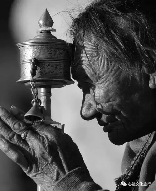 至诚修来的功德漫漫无尽的长头是他们虔诚的最高境界藏族,是佛的化身