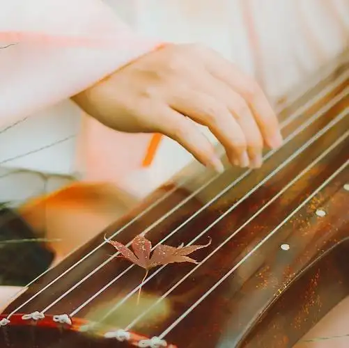 枫叶弹琴带折扇女生头像,唯美古风真人头像