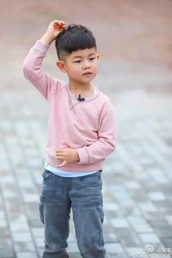 安吉沙溢粉色亲子装帅一脸