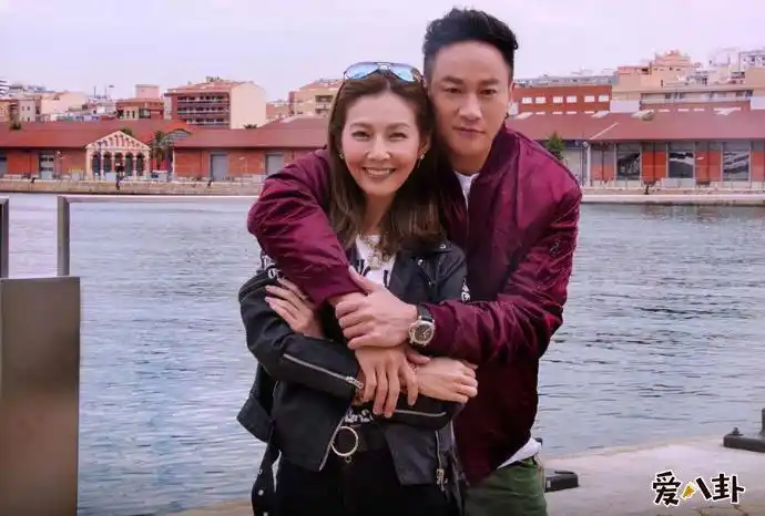 何润东老婆林姵希资料由专柜服务员摇身一变成为设计师