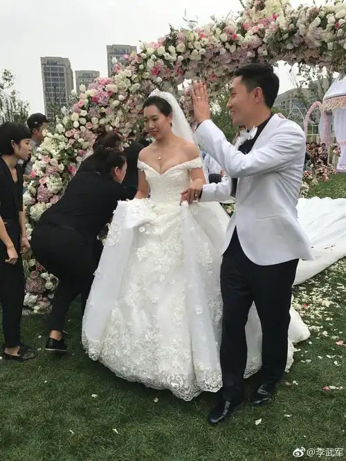 李晓霞翟一鸣大婚 马龙丁宁一众国乒名将现身捧场