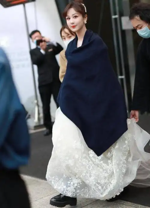 杨紫与李现同台后晒动图解释为何穿马丁靴新技能get时长被调侃