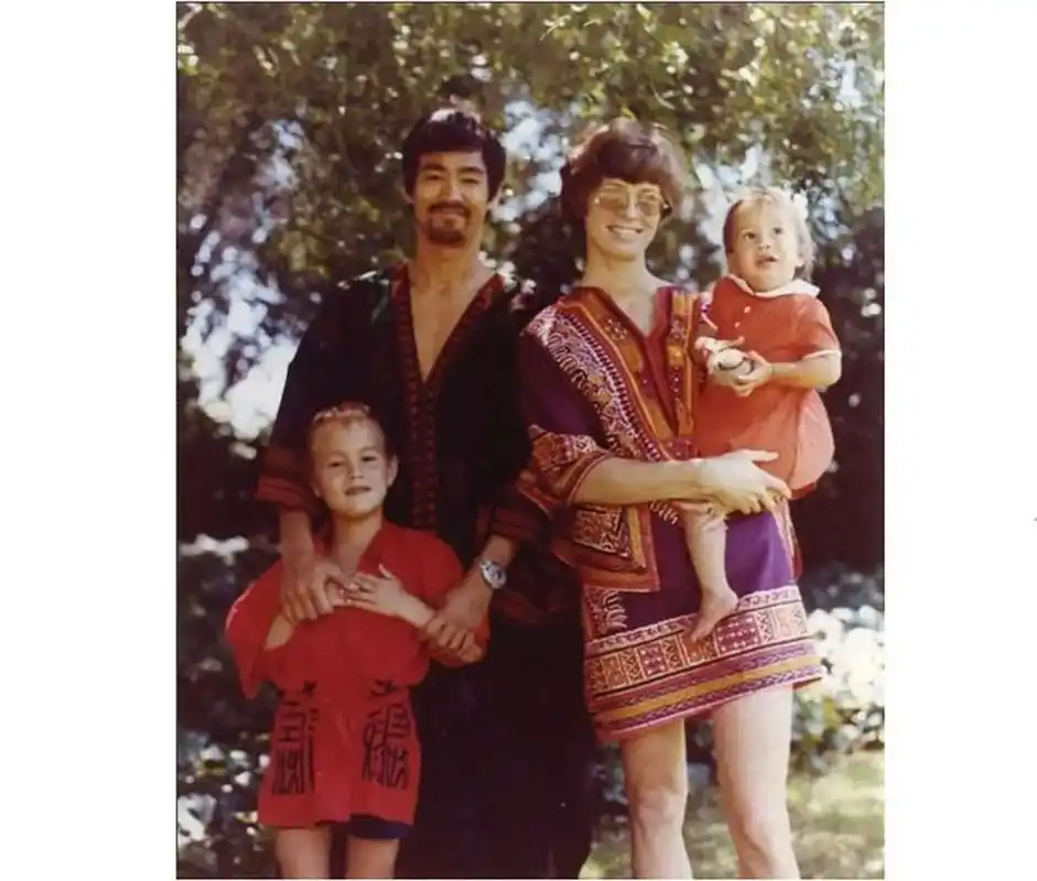李小龙一家四口的照片于1966年拍摄,他们身穿当地传统服饰,脸上洋溢着