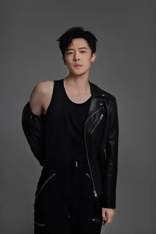 90今日份营业的付辛博又酷又可爱的,黑色皮衣一整个帅气拉满,回复