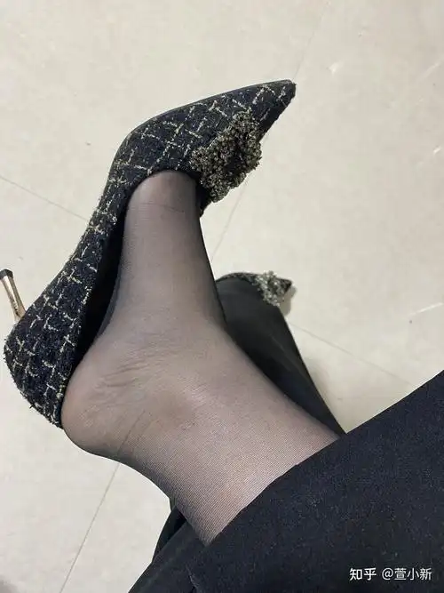 女生穿丝袜配靴子脚会臭吗? - 知乎