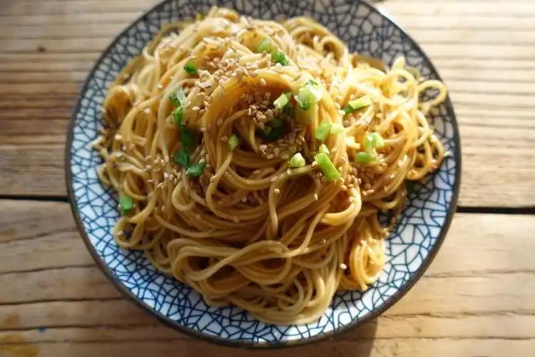 上海人最爱吃的葱油拌面,几根香葱一把面条,美味早餐简单做!