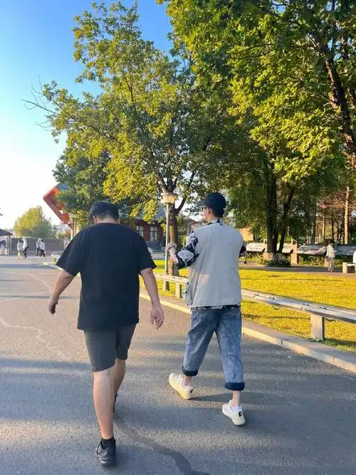 昨天被偶遇的95~背影杀我顶不住了cr 94黄景瑜超话@johnny黄景瑜